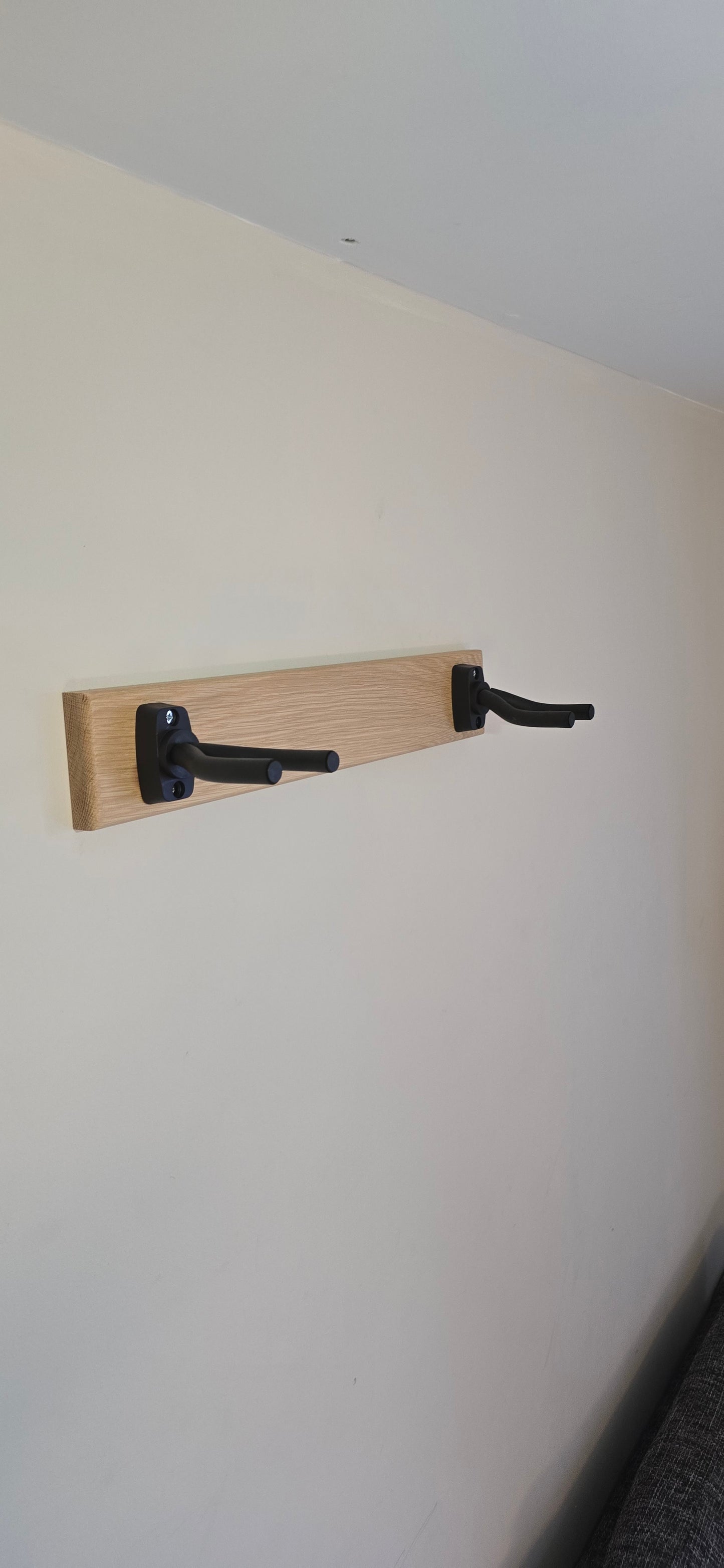 Oak/Walnut Guitar stand wallmounted 55cm
