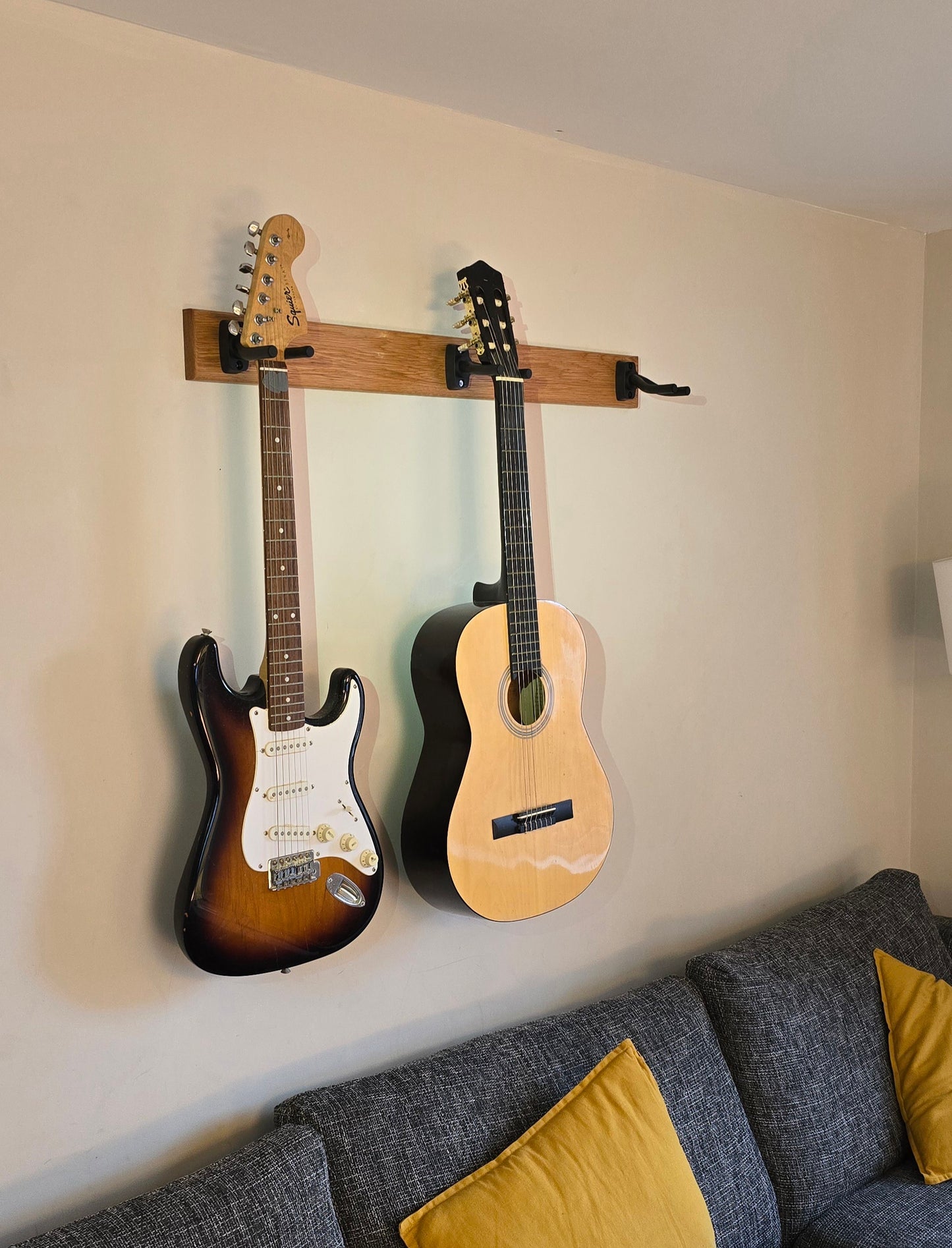 Oak Guitar stand wallmounted 100cm